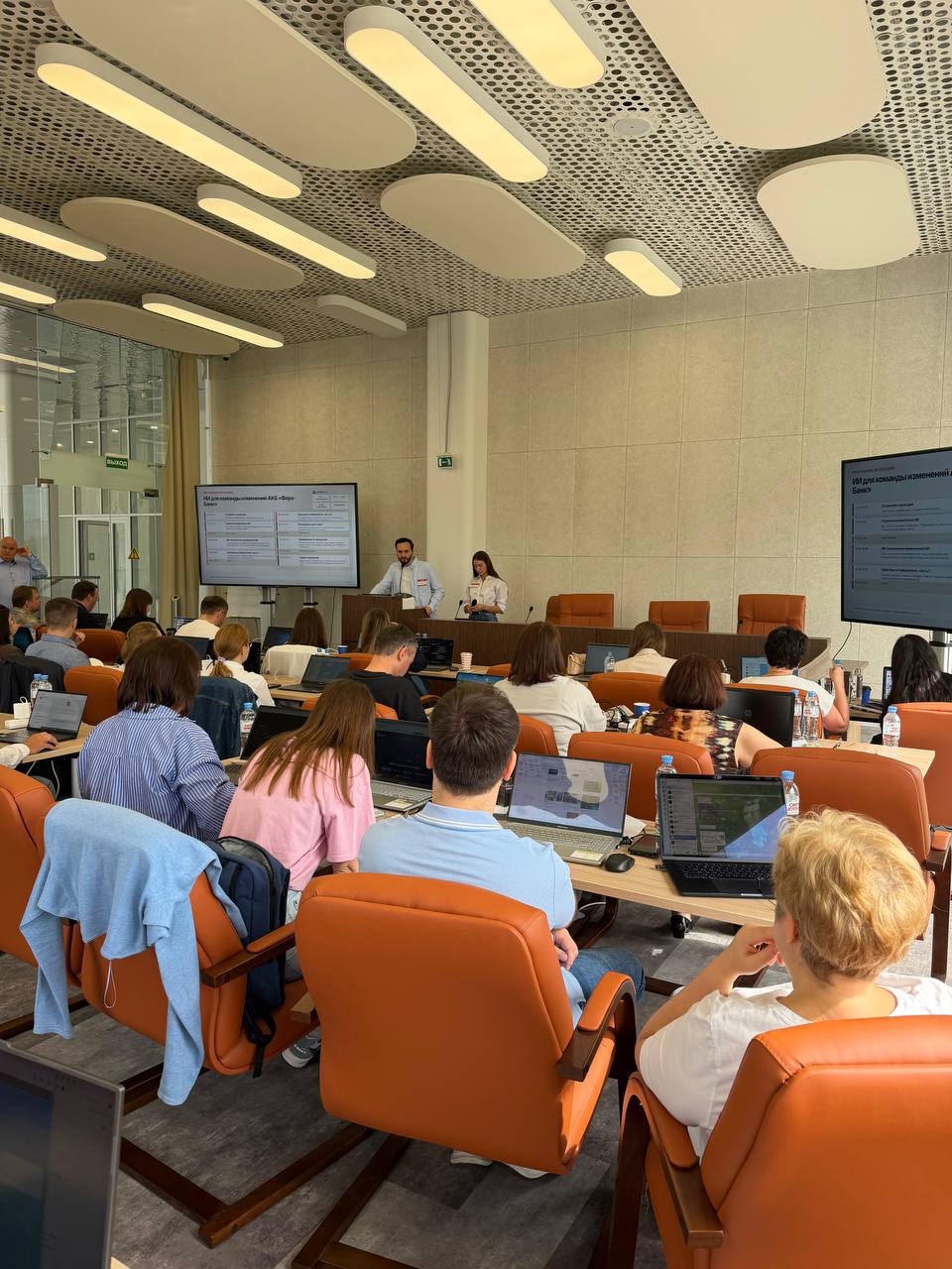Преподаватели WMT AI проводят обучение для команды